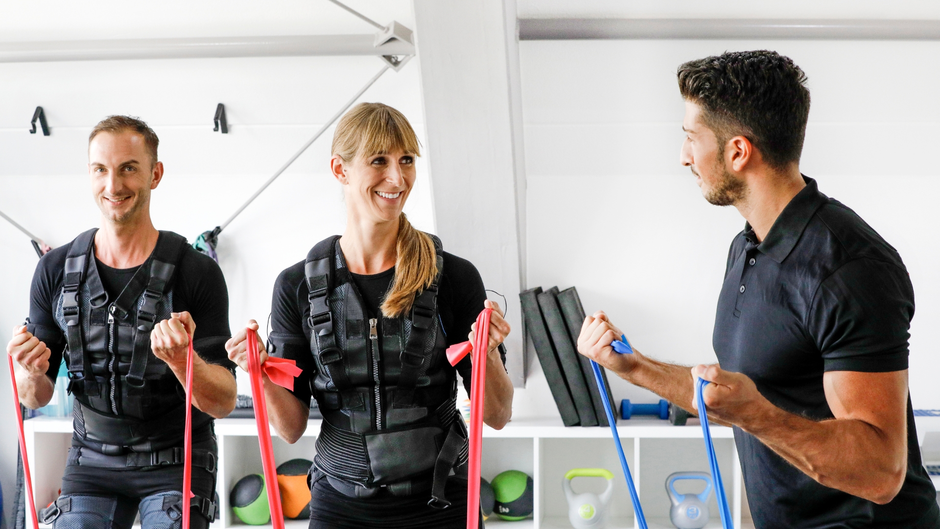 Man training ladies with EMS devices